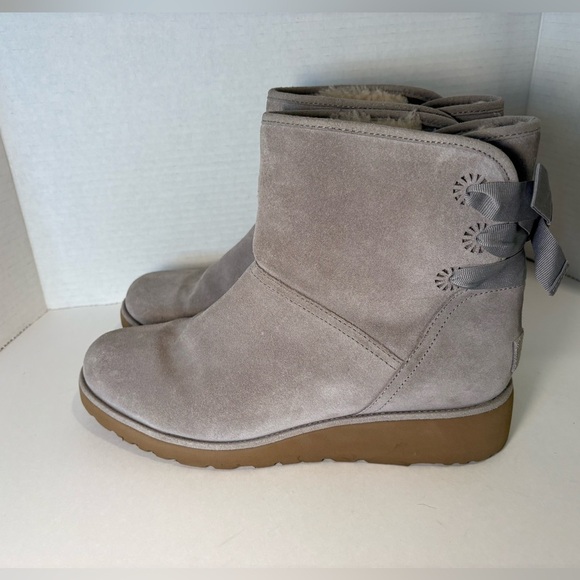 UGG CLASSIC MINI DREW SUNSHINE PERF SEAL BOW ANKLE BOOT - Picture 10 of 16